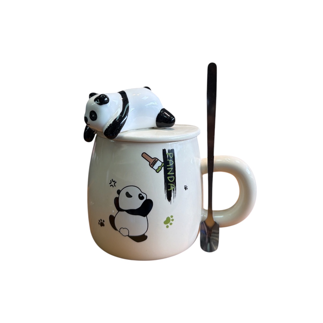 Taza beige panda acostado en borde de tapa